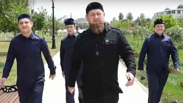 El líder checheno Ramzan Kadyrov paseando junto a sus tres hijos.