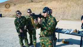 Los hijos del líder checheno Ramzan Kadyrov disparan armas en un campo de entrenamiento.