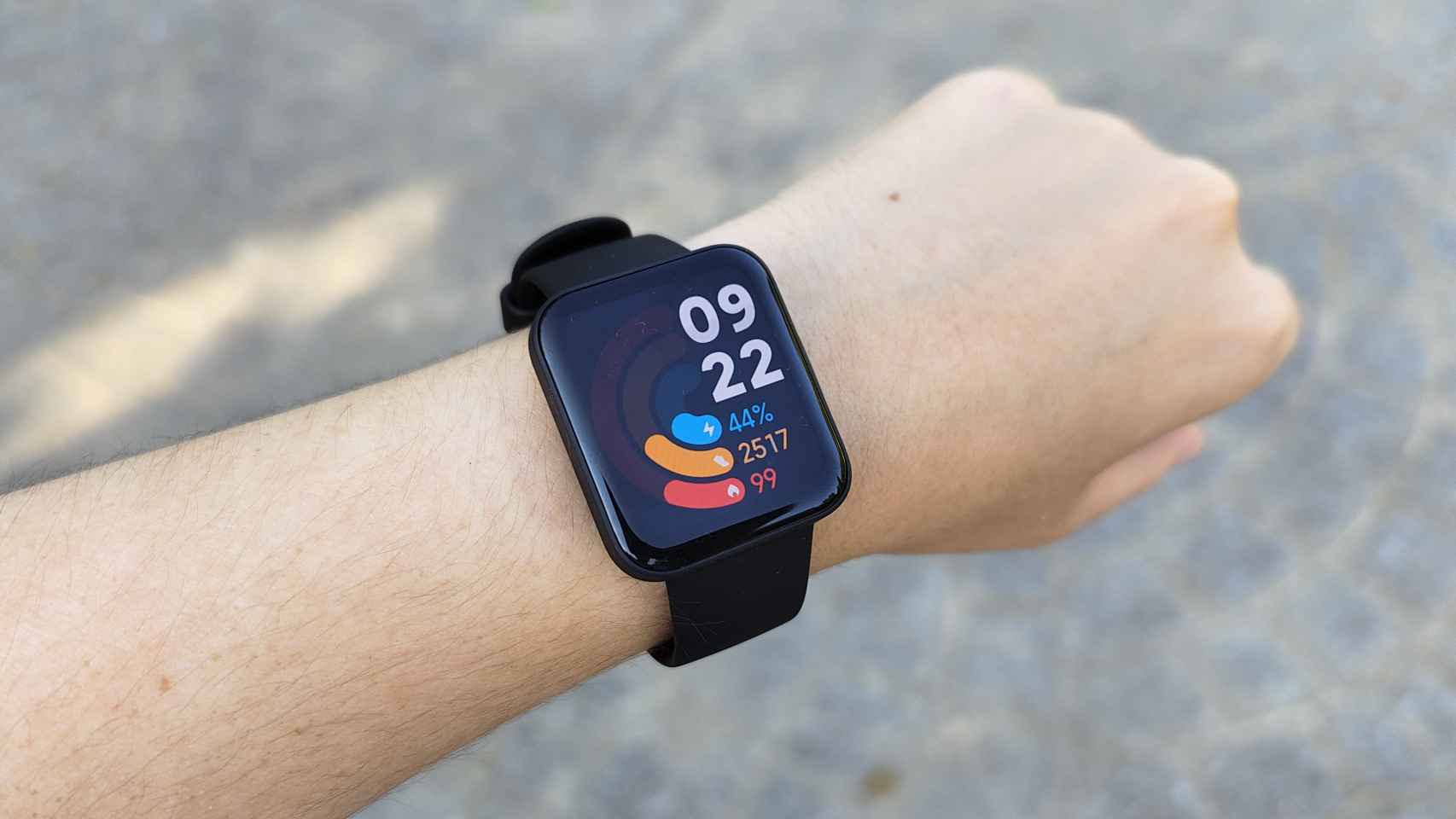 Probamos el primer reloj inteligente de Poco: este smartwatch