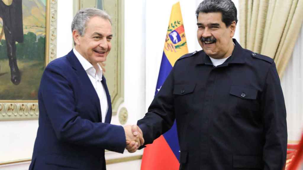 El expresidente del Gobierno José Luis Rodríguez Zapatero, junto a Nicolás Maduro en Venezuela este lunes.