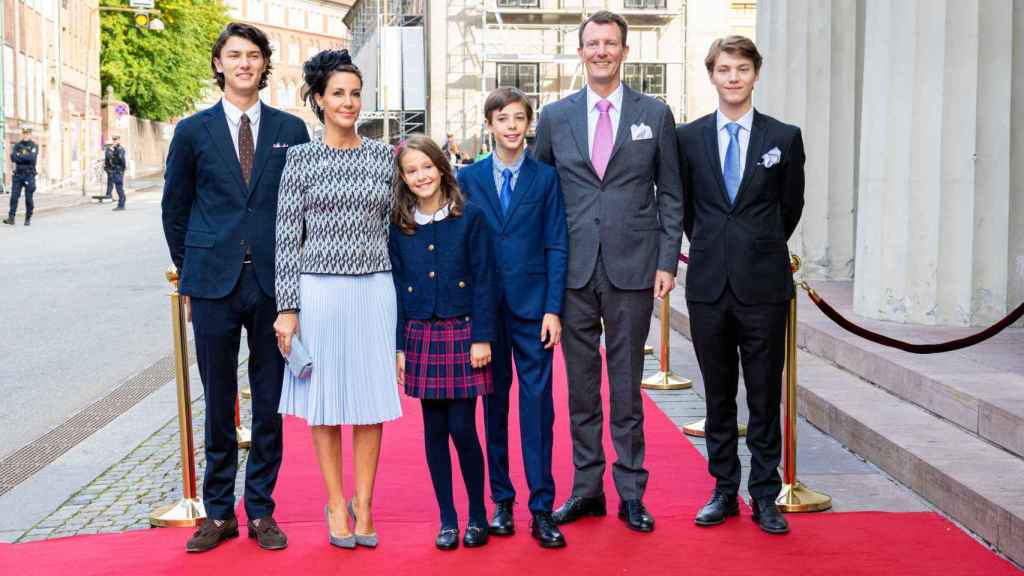 Joaquín de Dinamarca junto a sus cuatro hijos y su esposa, la princesa Marie.