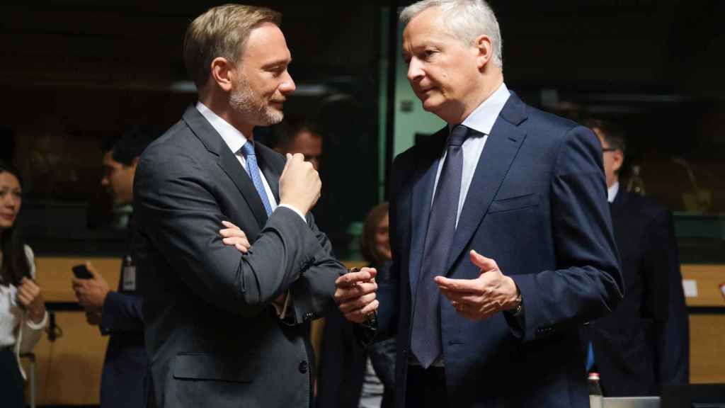 El ministro alemán de Finanzas, Christian Lindner, conversa con su homólogo francés, Bruno Le Maire, durante el Ecofin de este martes