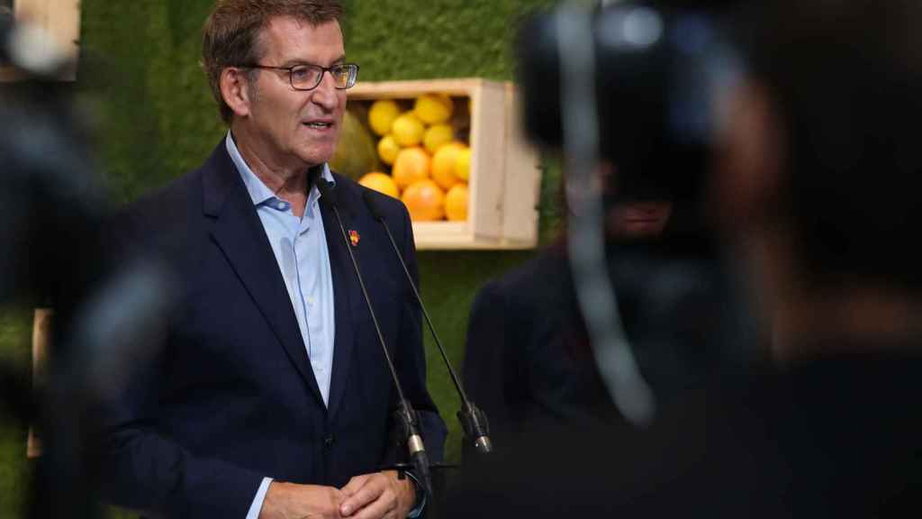 El presidente del PP, Alberto Núñez Feijóo, este martes durante su visita a la feria Fruit Attraction inaugurada en el recinto de IFEMA, en Madrid.