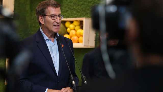 El presidente del PP, Alberto Núñez Feijoó, durante su visita este martes a la feria Fruit Attraction inaugurada en el recinto de IFEMA, en Madrid.