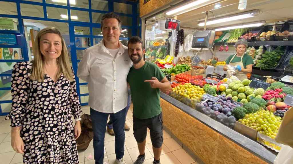 La concejala Lidia López, el cocinero Kiko Moya y el presidente de los Mercados de Alicante, Paco Alemañ