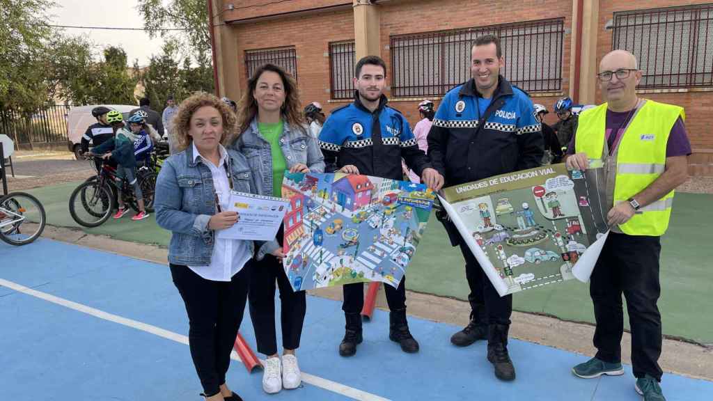 La concejala de Educación junto a la Policía Local y responsable de la DGT de Salamanca