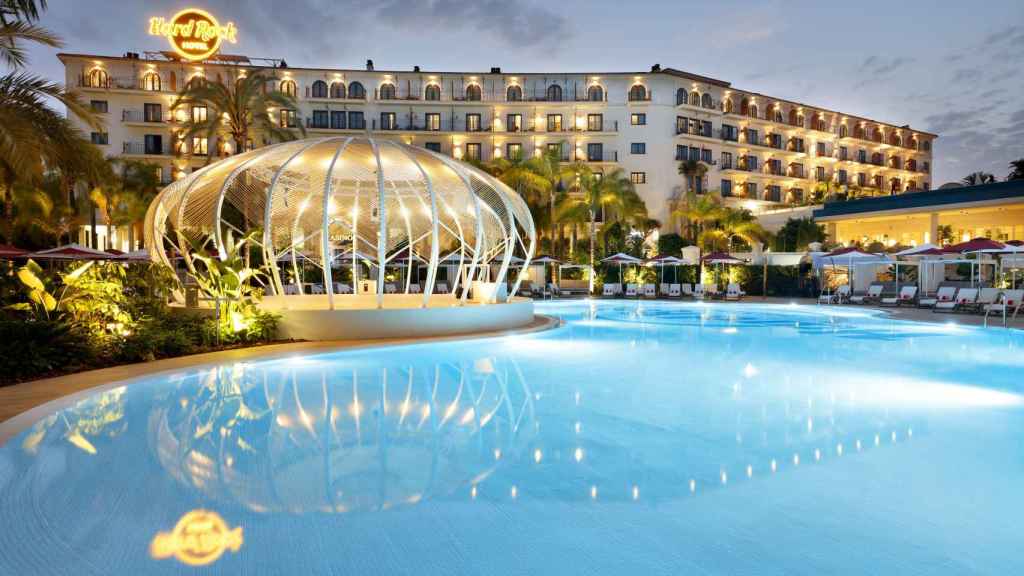 Vista nocturna del hotel Hard Rock Hotel Marbella.
