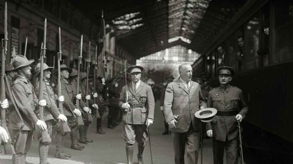 Recibimiento al general Miguel Primo de Rivera en la estación del Norte.