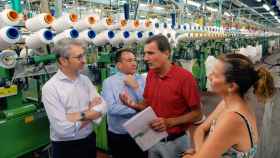 Arcadi España durante su visita este agosto a las instalaciones de un fabricante de medias.