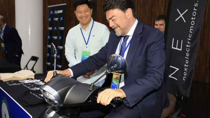 Luis Barcala prueba uno de los vehículo de movilidad sostenible en el congreso.