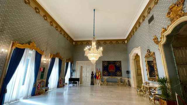 El salón azul es uno de los espacios más reconocidos del palacio barroco del Ayuntamiento.