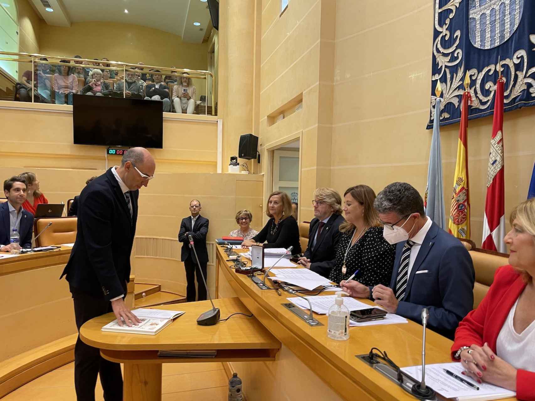 Ángel Berbel toma posesión como concejal del PSOE del Ayuntamiento de Segovia, este martes.