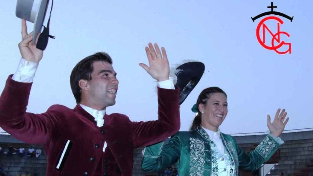 Los rejoneadores Ana Rita y Sebastián Fernández salieron a hombros de Mojados