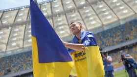 Uno de los jugadores de Shakhtar, con la bandera de Ucrania en el partido inaugural