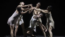 Un momento del ensayo de la coreografía 'Morgen', del coreógrafo Nacho Duato. Foto: Javier del Real