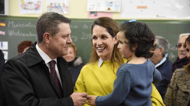 Emiliano García-Page, en una imagen de archivo en la visita a un centro educativo