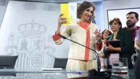 María Jesús  Montero, ministra de Hacienda, con el nuevo 'Libro Amarillo' de los Presupuestos.