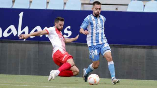 Los problemas se le acumulan al Málaga CF: el lateral zurdo Víctor Olmo se rompe el ligamento cruzado