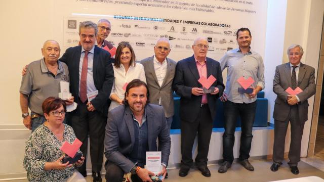 Los premiados junto al presidente de la Fundación Juan Cruzado.