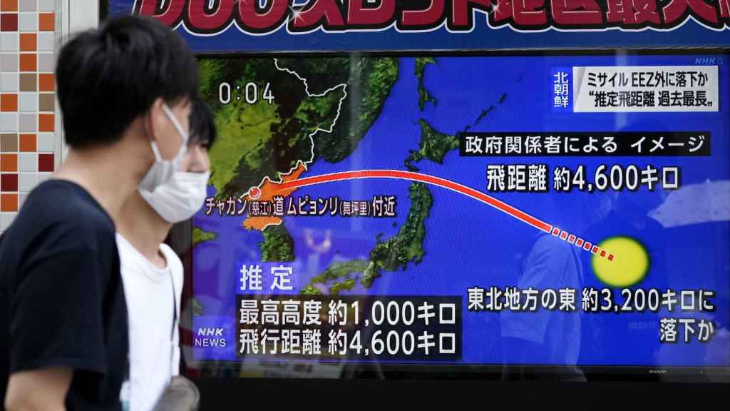 Transeúntes observan en Tokio una pantalla con la noticia del lanzamiento del misil balístico por parte de Corea del Norte.