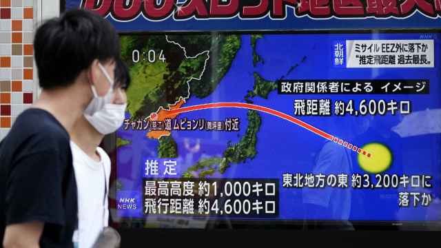 Transeúntes observan en Tokio una pantalla con la noticia del lanzamiento del misil.