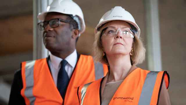 La primera ministra británica, Liz Truss , y el ministro de Hacienda, Kwasi Kwarteng, visitan un sitio de construcción para un campus de innovación médica.