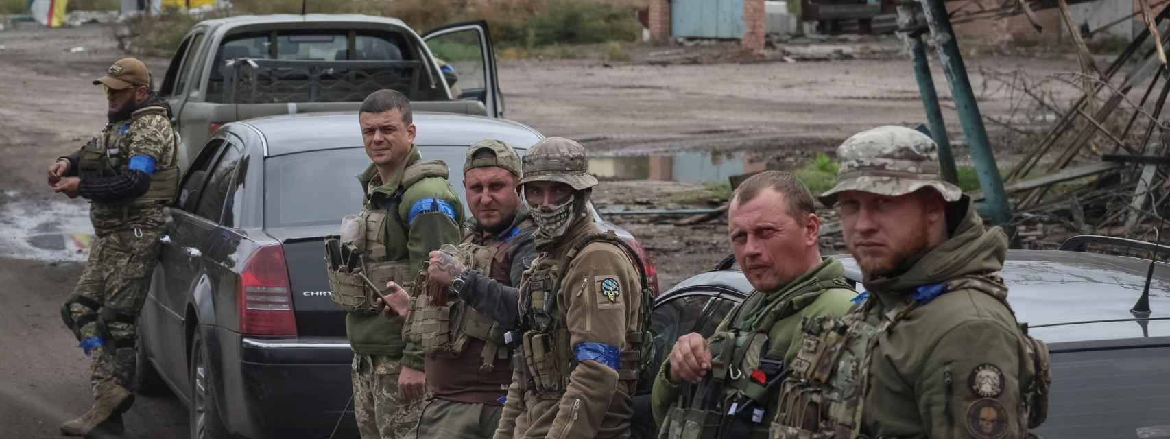 Un destacamento ucraniano descansa en la carretera en su ruta al frente de Járkov.
