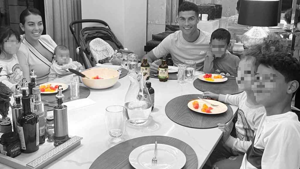 Georgina, Cristiano y sus hijos en la mesa del comedor.