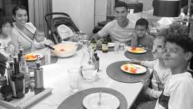 Georgina, Cristiano y sus hijos en la mesa del comedor.