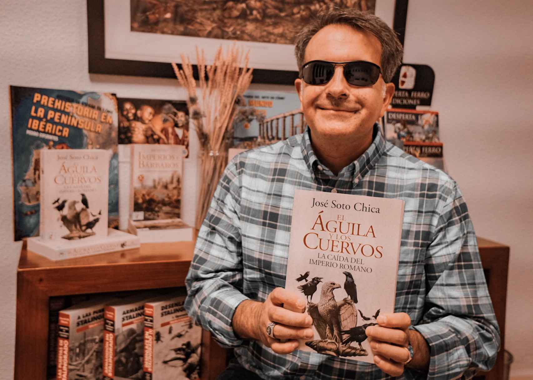 José Soto Chica, fotografiado con un ejemplar de su nuevo ensayo en las oficinas de Desperta Ferro.