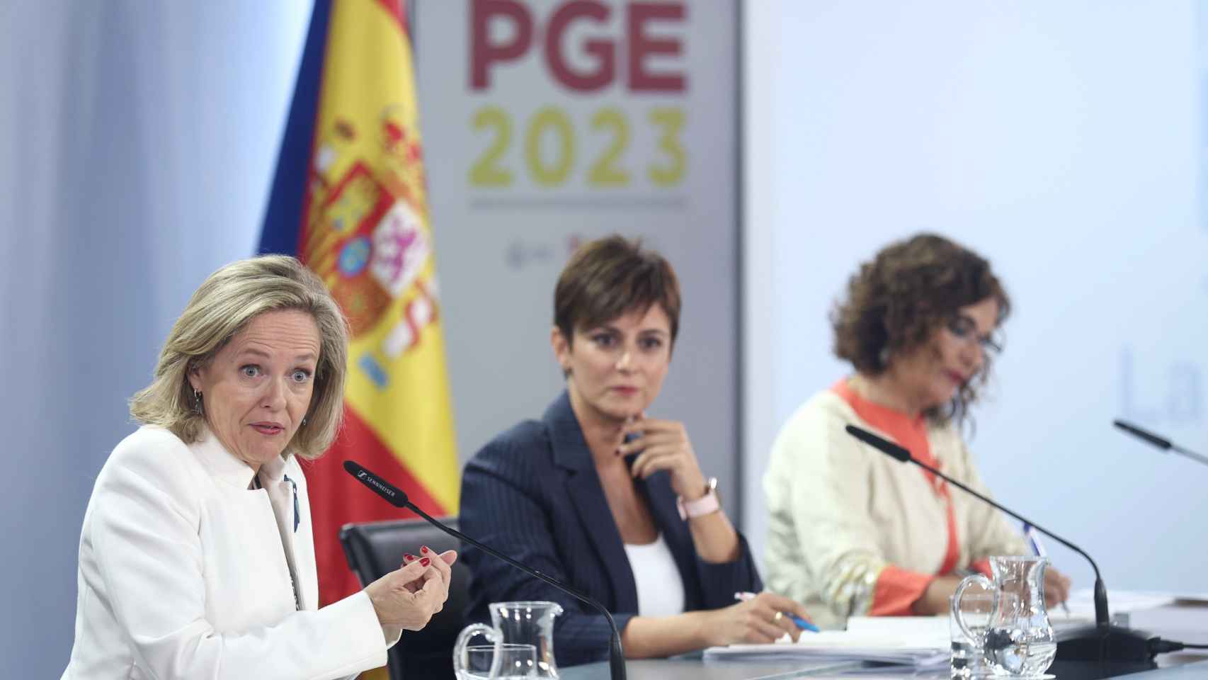 La vicepresidenta Nadia Calviño, la ministra portavoz, Isabel Rodríguez ,y la ministra de Hacienda, María Jesús Montero.