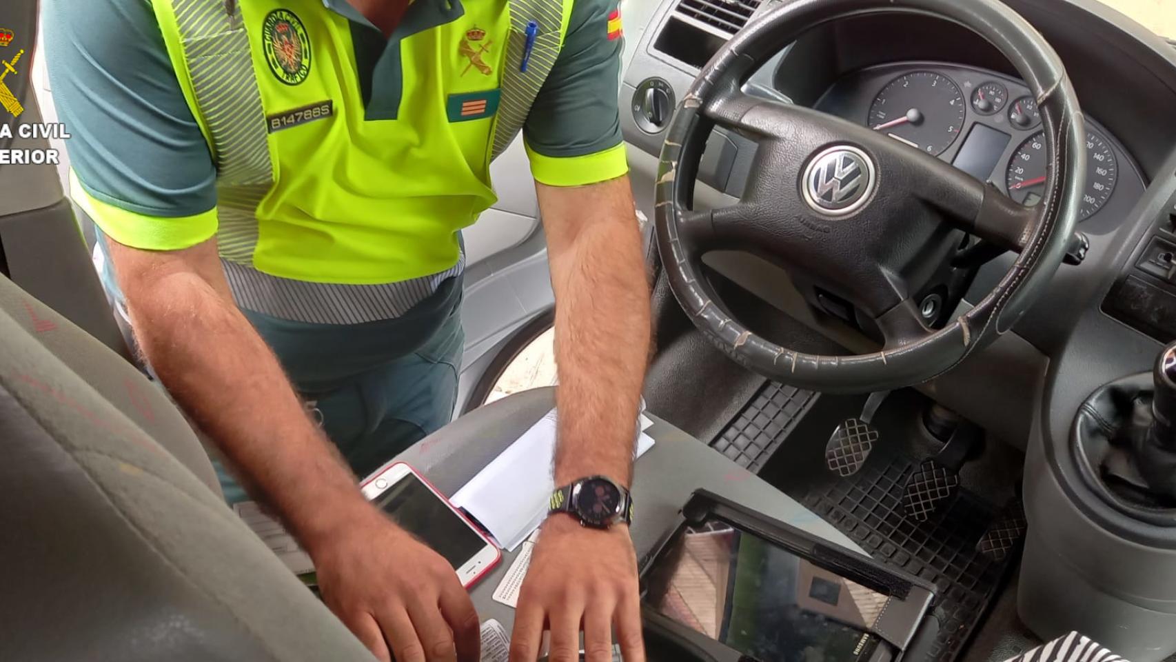 Pilladas 5 personas copiando en el examen de conducir a través de  dispositivos electrónicos en Valencia