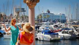 Dos turistas posan frente al puerto deportivo de Alicante, uno de los destinos elegidos.