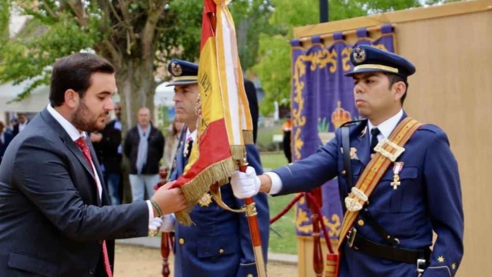 El alcalde de Villalón de Campos, José Ángel Alonso, jurando bandera