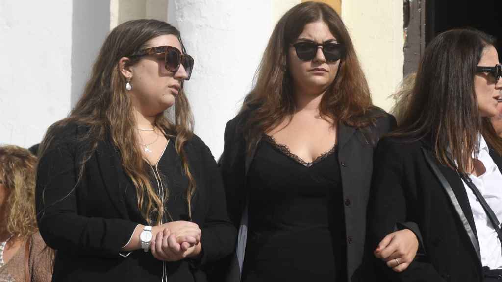 Andrea y Lola, las hijas de Jesús Quintero, en el funeral de su padre.