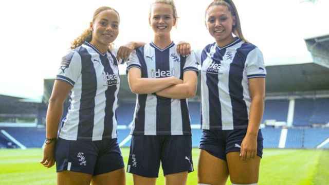 Las futbolistas del West Bromwich Albion femenino posan con el nuevo pantalón azul en lugar del habitual blanco
