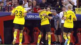 Los jugadores del Dortmund celebran uno de los goles.