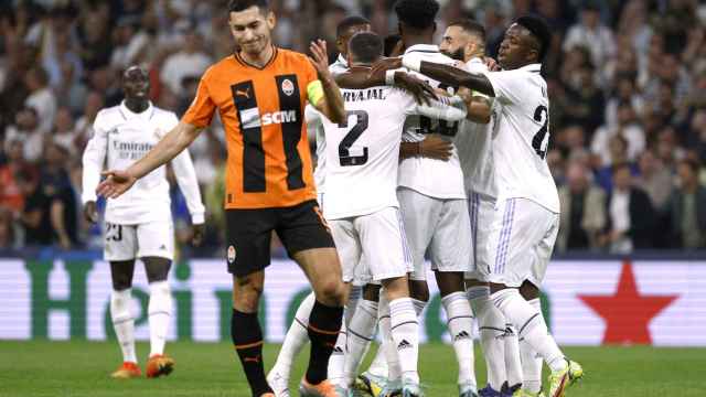 Piña de los jugadores del Real Madrid para celebrar el gol de Rodrygo al Shakhtar Donetsk en la Champions League