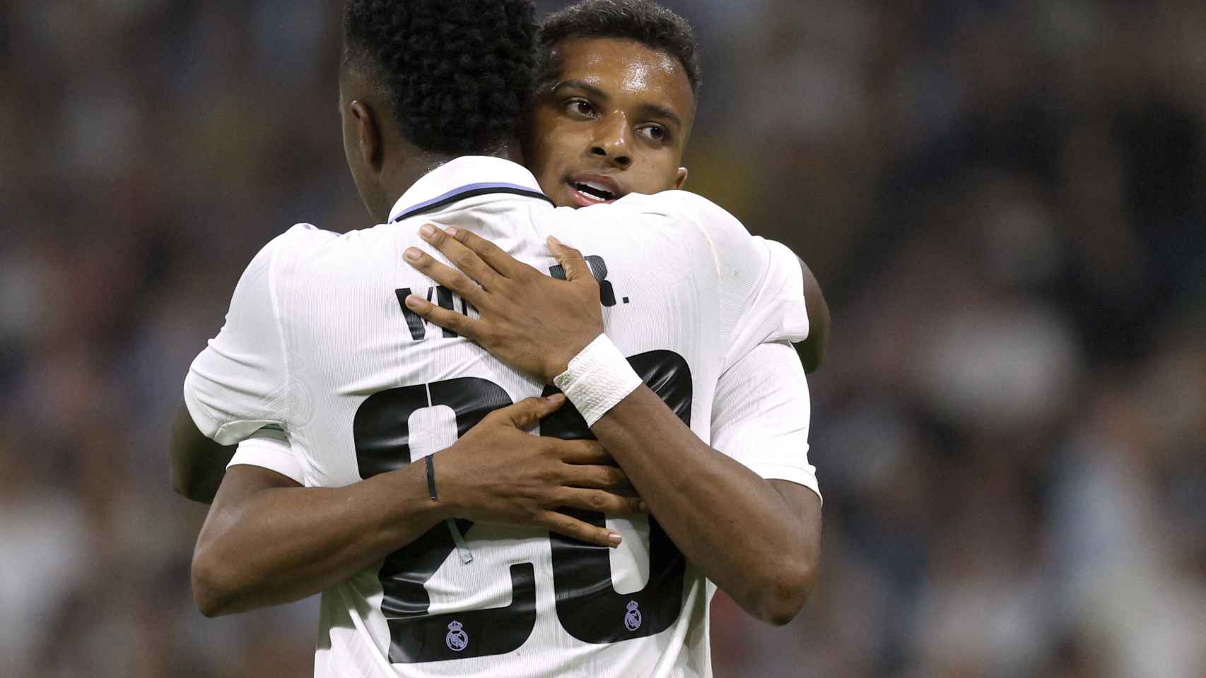 Abrazo entre Rodrygo y Vinicius para celebrar un gol del Real Madrid