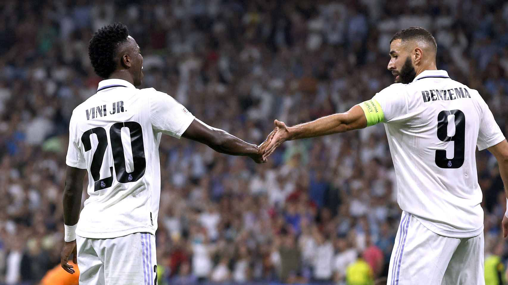 Karim Benzema, felicitando a Vinicius Júnior por su gol con el Real Madrid