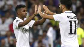 Rodrygo y Asensio, chocando las manos en el cambio del Real Madrid