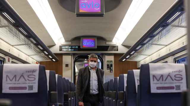 Un pasajero en el interior del tren Avlo. Foto: Europa Press.