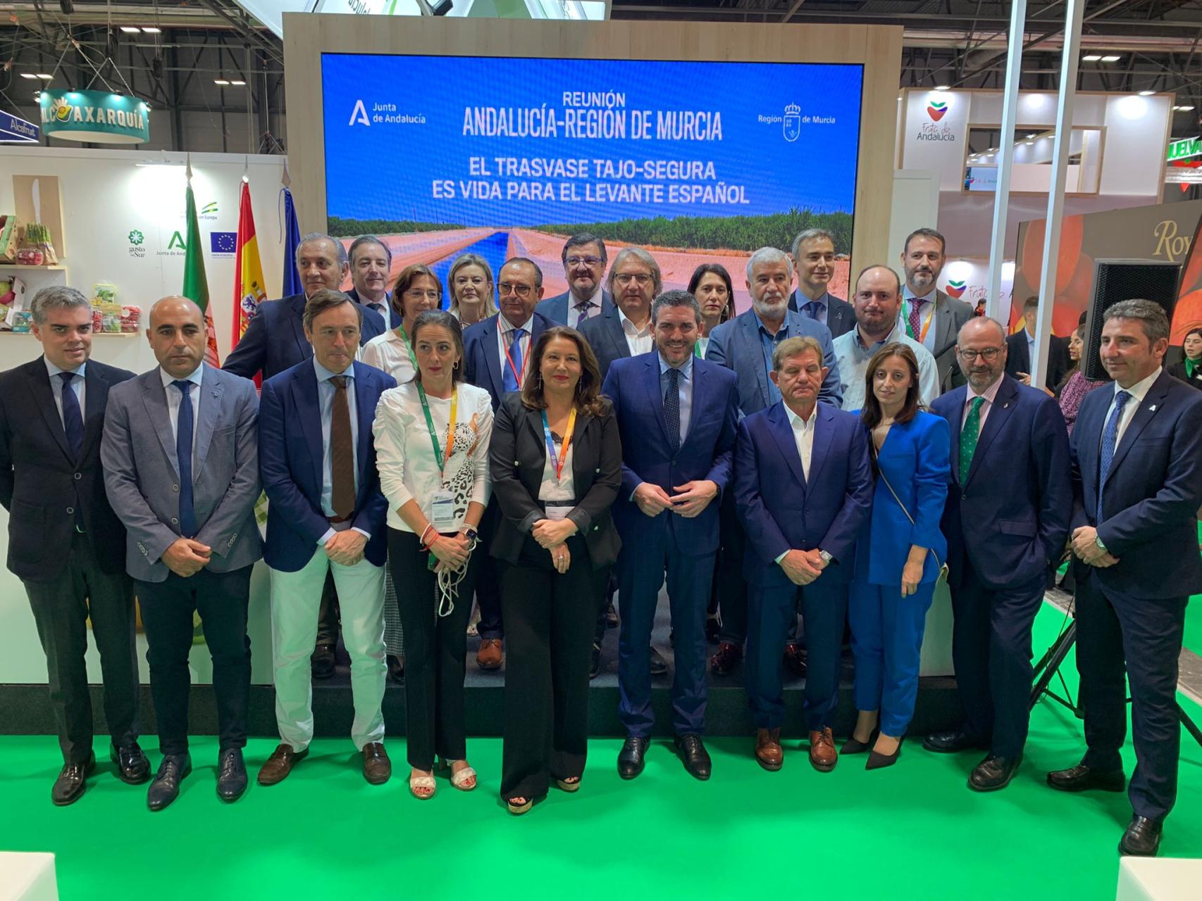 La consejera de Agricultura de Andalucía, Carmen Crespo, junto a su homólogo en Murcia, Antonio Luengo (c), este miércoles, en Fruit Attraction, junto a representantes del sector agrario.