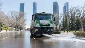 Un camión de Sacyr realizando limpieza viaria en Madrid.