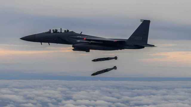 Un avión de combate F-15K de la Fuerza Aérea de Corea del Sur participa en un simulacro de bombardeo junto con Estados Unidos.
