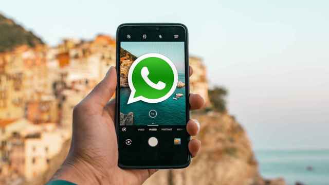El logo de WhatsApp en la app de cámara de un móvil.