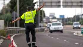 Un Guardia Civil en la carretera