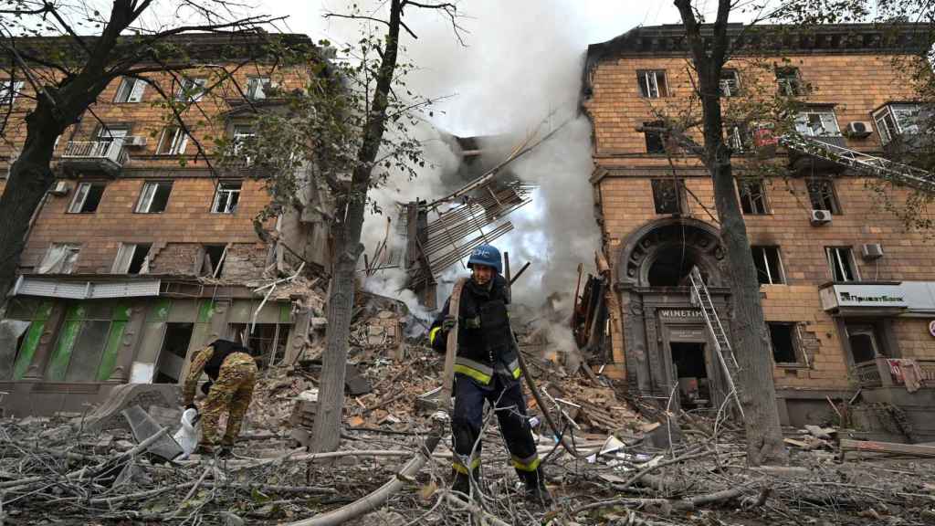 Un edificio residencial destruido por el ataque ruso a Zaporiyia.