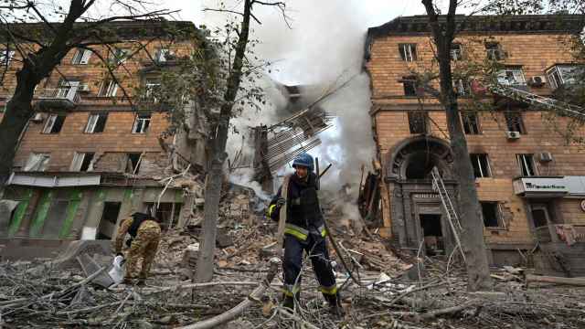 Un edificio residencial destruido por el ataque ruso a Zaporiyia.