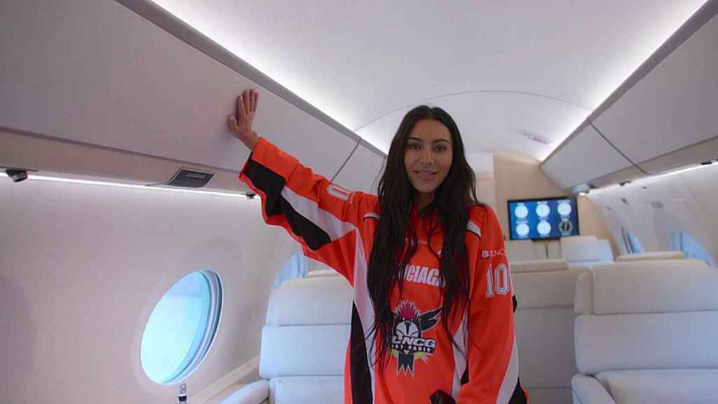 Kim Kardashian mostrando la reforma de su avión en un episodio de su 'reality'.